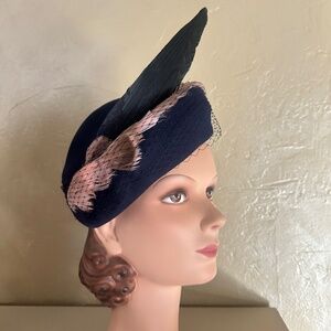 EXQUISITE 1940's NAVY FELT HAT WITH PINK/BROWN FEATHERS, VEILING  & FEATHER WING